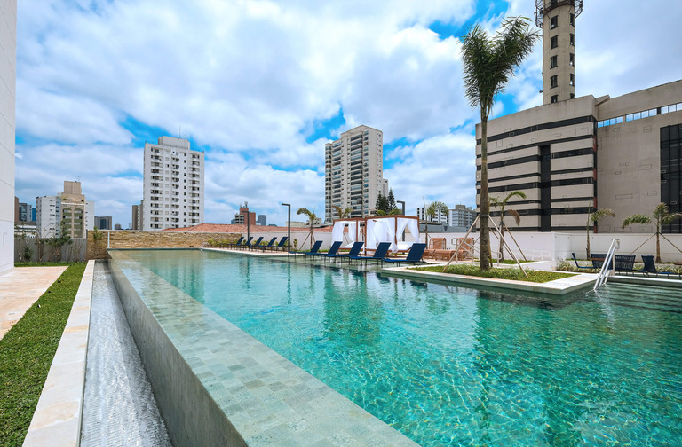 Piscina adulto com raia de 25m e borda infinita