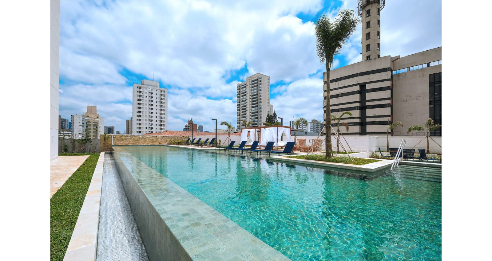 Piscina adulto com raia de 25m e borda infinita