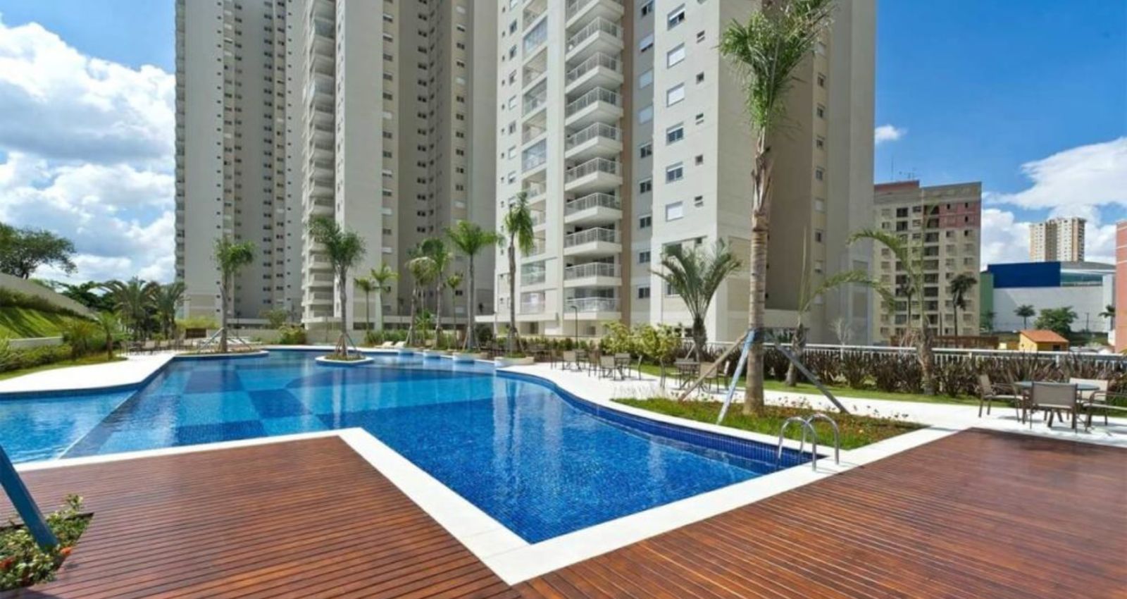 Piscina com deck molhado