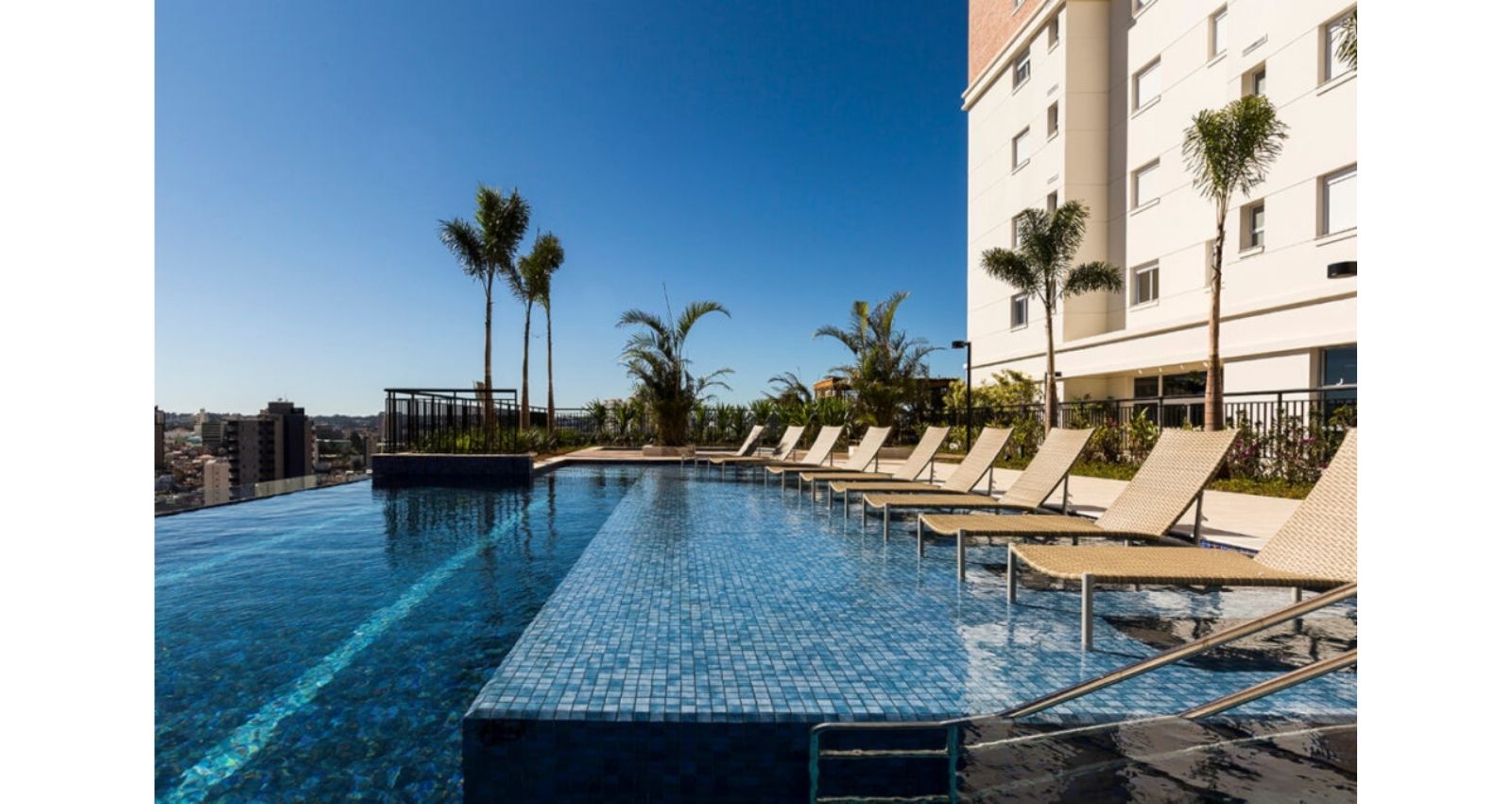 Piscina com Raia de 25m e Borda Infinita