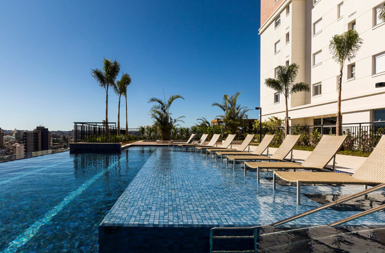 Piscina com Raia de 25m e Borda Infinita