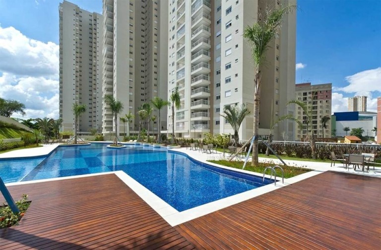 Piscina com deck molhado