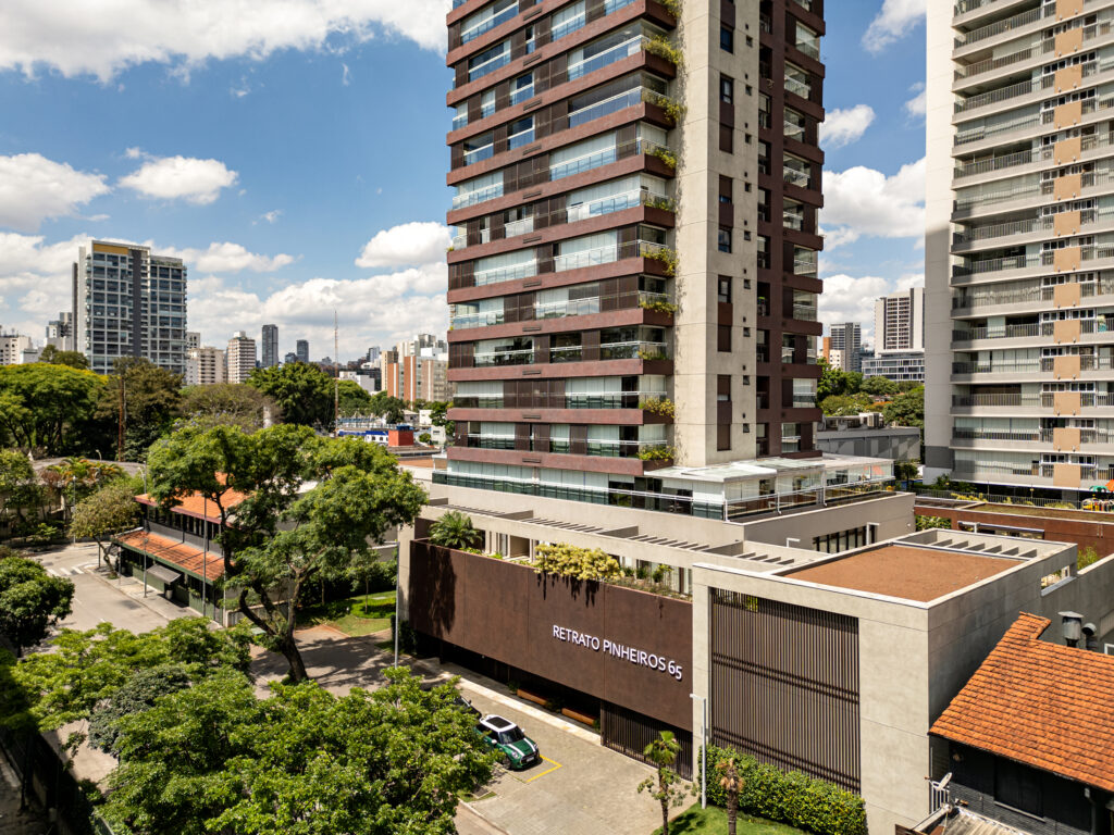 Fachada com porte-cochère do Retrato Pinheiros