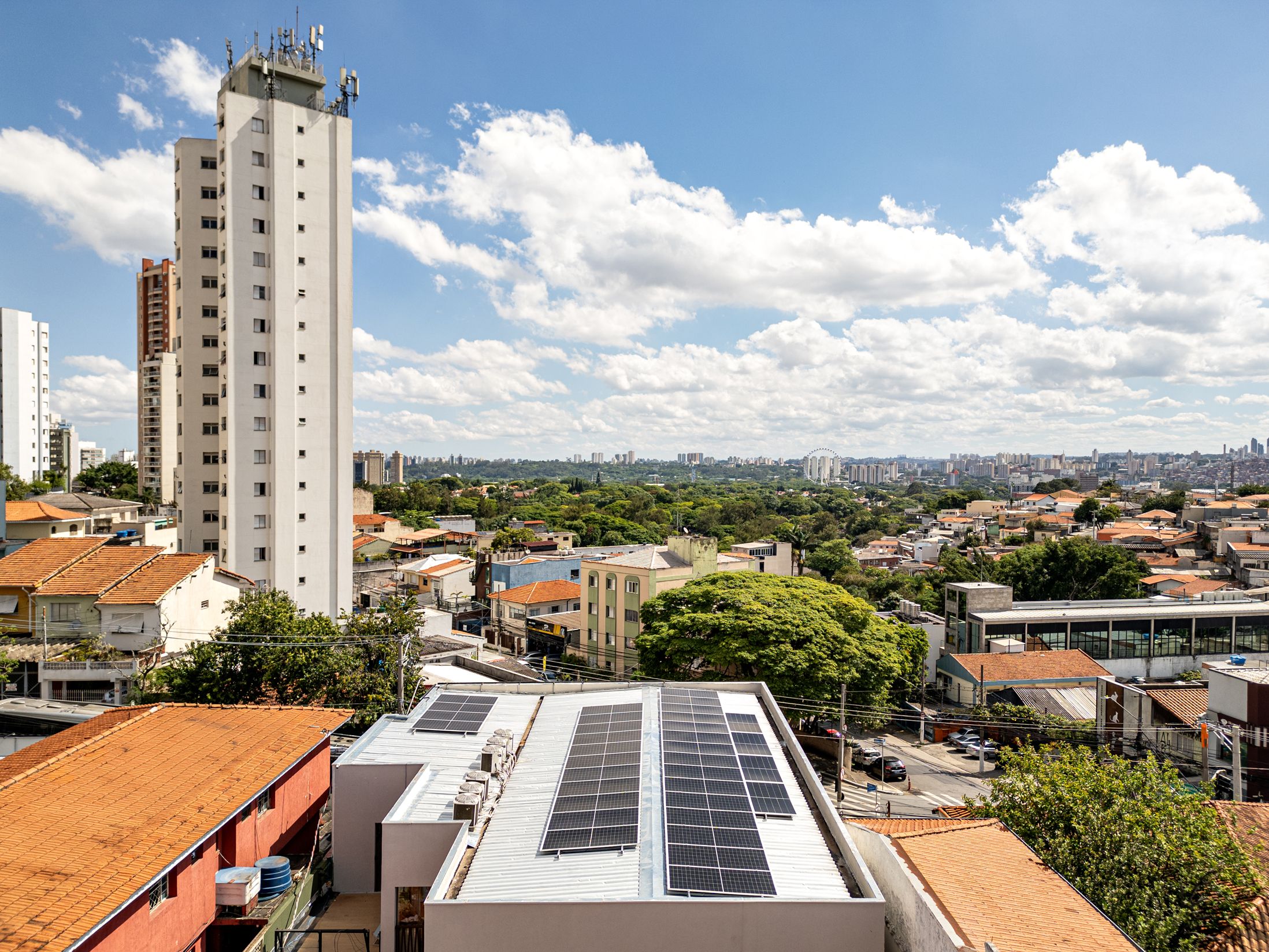 Placas fotovoltaicas no stand do Insígnia Alto da Lapa